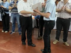 38-Ehrung-von-Msgr.-Waldschuetz-durch-den-Abgeordneten-der-Provinz
