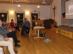 13-Alle-hoeren-gespannt-zu