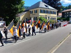 02-Kirchenzug-mit-Kolpingbannern