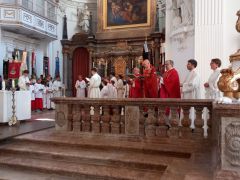 05-Jubilare-mit-Hauptzelebrant-Dr.-Dr.-Peter-Beer