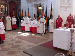 07-Jubilare-mit-Kolpingfahnen-im-Altarraum