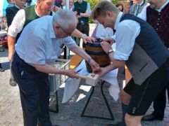 20-Beim-Bierfass-anzapfen