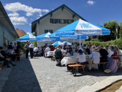 21-Zahlreiche-Gaeste-vor-dem-Pfarrheim