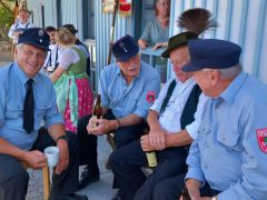 26-Gratulanten-von-der-Feuerwehr