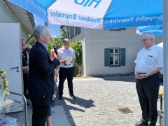 28-Gratulation-durch-Verwaltungsleiter-und-stv.-Stiftungsvorsitzenden