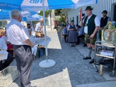 29-Gratulation-durch-stv.-Vorsitzenden-des-Arta-Terme-e.V