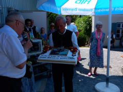 32-Ueberreichung-der-Geburtstagstorte